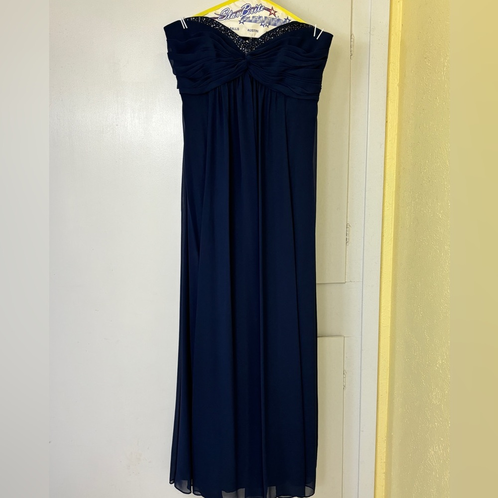 Strapless Floor Length Navy David’s Bridal Dress. Size 12. Excellent Condition.